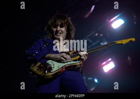 Rom, Italien. 25. März 2023. Thomas Raggi von der Rockgruppe Maneskin tritt live im Palazzo dello Sport in Rom auf. (Foto: Vincenzo Nuzzolese/SOPA Images/Sipa USA) Guthaben: SIPA USA/Alamy Live News Stockfoto