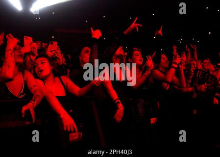 Rom, Italien. 25. März 2023. Fan der Rockband Maneskin besucht die Live-Aufführung im Palazzo dello Sport in Rom. (Foto: Vincenzo Nuzzolese/SOPA Images/Sipa USA) Guthaben: SIPA USA/Alamy Live News Stockfoto