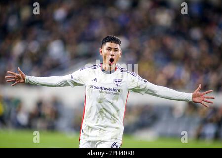 Los Angeles, Kalifornien, USA. 25. März 2023. Der FC Dallas Mittelfeldspieler Edwin Cerrillo (6) feiert ein Tor, das während eines MLS-Fußballspiels gegen den Los Angeles FC am Samstag, den 25. März 2023, im BMO Stadium in Los Angeles nicht zulässig war. (Kreditbild: © Ringo Chiu/ZUMA Press Wire) NUR REDAKTIONELLE VERWENDUNG! Nicht für den kommerziellen GEBRAUCH! Kredit: ZUMA Press, Inc./Alamy Live News Stockfoto