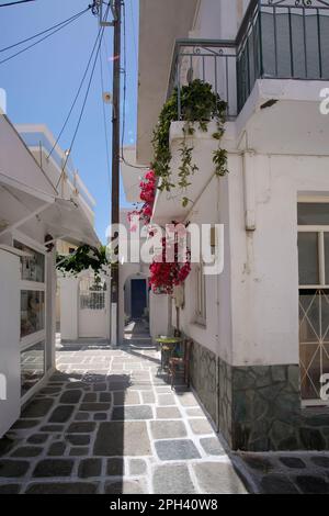 IOS, Griechenland : 26. Mai 2021 : Blick auf eine typische Gasse auf der malerischen Insel iOS Greece Stockfoto