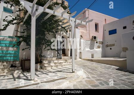 IOS, Griechenland : 26. Mai 2021 : Blick auf eine typische Gasse auf der malerischen Insel iOS Greece Stockfoto