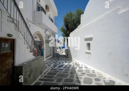 IOS, Griechenland : 26. Mai 2021 : Blick auf eine typische Gasse auf der malerischen Insel iOS Greece Stockfoto