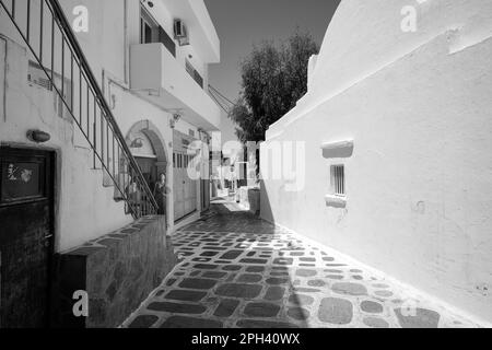 IOS, Griechenland : 26. Mai 2021 : Blick auf eine typische Gasse auf der malerischen Insel iOS Greece in Schwarz und Weiß Stockfoto