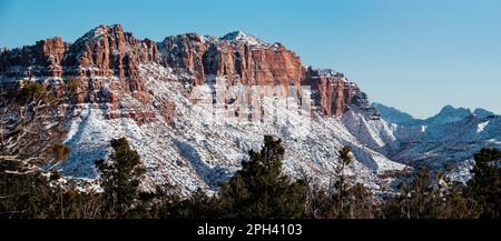 Nach dem Schneesturm im Winter bedeckt der Zion-Nationalpark die Sandsteinberge mit Schnee Stockfoto
