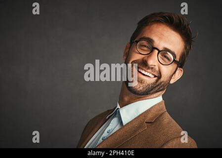 Das beste Accessoire, das er heute trägt, ist Selbstvertrauen. Studiofoto eines gutaussehenden jungen Mannes, der vor grauem Hintergrund posiert. Stockfoto