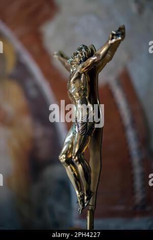 Skulptur des Christus am Kreuz in der Kathedrale von Verona Stockfoto