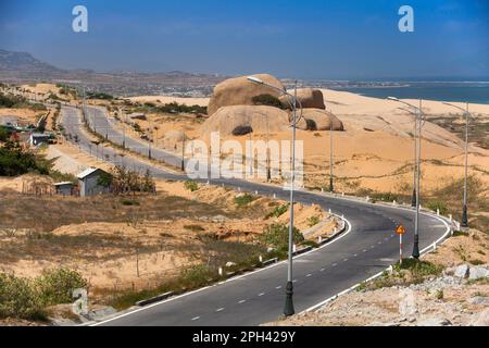 Landstraße in der Nähe von Phan Rang, Ninh, Thuan, Vietnam Stockfoto