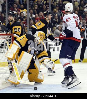 Der Torwart der Pittsburgh Penguins Casey DeSmith (1) reagiert auf das Tor von Washington Capitals, dem rechten Flügel Tom Wilson (43), während der dritten Runde in der PPG Paints Arena in Pittsburgh am Samstag, den 25. März 2023. Foto: Archie Carpenter/UPI Stockfoto