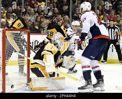 Washington Capitals Right Wing Tom Wilson (43) trifft den Pittsburgh Penguins Torwart Casey DeSmith (1) während der dritten Phase der Pinguins 4-3 gewinnt er am Samstag, den 25. März 2023 in der PPG Paints Arena in Pittsburgh. Foto: Archie Carpenter/UPI Stockfoto