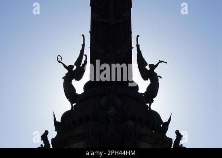 Silhouette des geflügelten Siege Detail am Sockel des Kolumbus-Denkmal in Barcelona Stockfoto