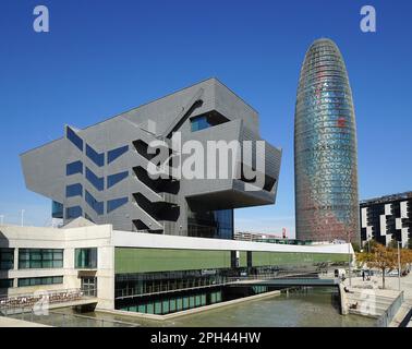 Barcelona, Spanien - 02. März 2016: Das Disseny Design Museum von Barcelona, eröffnet 2014, und der Torre Agbar Wolkenkratzer, eröffnet 2005, sind beide Teil Stockfoto