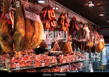 Barcelona, Spanien - 02. März 2016: Marktstand im Mercat de Sant Josep de la Boqueria mit einer Auswahl an geräuchertem Schinken Jamon Iberico und Chorizo Stockfoto