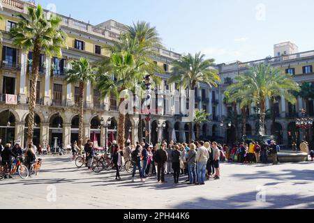 Barcelona, Spanien - 02. März 2016: Placa Reial, bevölkert von großen Gruppen von Touristen, die an geführten Besichtigungstouren teilnehmen Stockfoto