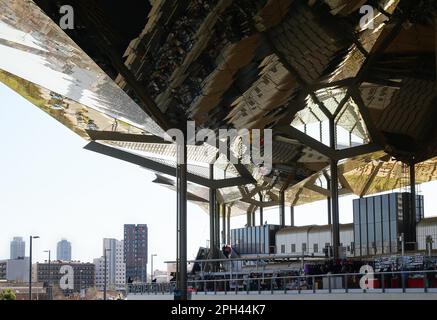 Barcelona, Spanien - 02. März 2016: Mercat dels Encants, auch bekannt als Fira de Bellcaire, ist der älteste und größte Flohmarkt in Barcelona. Das neue Stockfoto