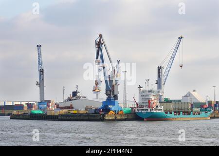 Hamburg, Deutschland - 12. März 2016: Der Hafen von Hamburg (Hamburger Hafen) ist Deutschlands#39;größter und Europas#39;zweitgrößter Seehafen danach Stockfoto