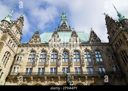 Hamburg, Deutschland - 12. März 2016: Hamburger Rathausgebäude mit Hygieia-Statue vom Innenhof aus gesehen Stockfoto