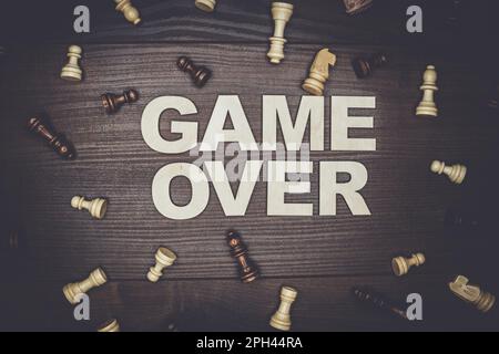 Game-over-Konzept auf braunem Holzhintergrund Stockfoto