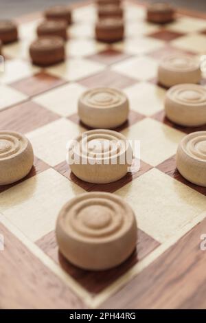 Brettspiel mit Holzzug auf braunem Tisch Stockfoto