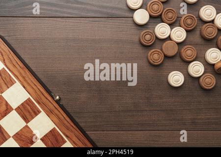 Draufsicht auf Holzzugspiel auf braunem Tischhintergrund Stockfoto