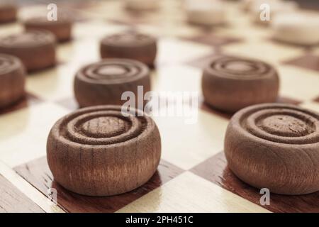 Brettspiel mit Holzzug auf braunem Tisch Stockfoto