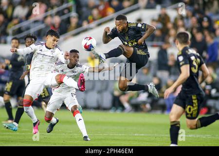 Los Angeles, Kalifornien, USA. 25. März 2023. Der Los Angeles FC Mittelfeldspieler KELLYN ACOSTA (23) kontrolliert den Ball gegen den FC Dallas Mittelfeldspieler EDWIN CERRILLO (6) während eines MLS-Fußballspiels in BMO-Stadien. (Kreditbild: © Ringo Chiu/ZUMA Press Wire) NUR REDAKTIONELLE VERWENDUNG! Nicht für den kommerziellen GEBRAUCH! Kredit: ZUMA Press, Inc./Alamy Live News Stockfoto