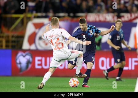 Teilen. 25. März 2023. Andrej Kramaric (2. l) aus Kroatien tritt am 25. März 2023 mit Joe Morrell aus Wales während des UEFA Euro 2024-Qualifikationsspiels der Gruppe D zwischen Kroatien und Wales in Split (Kroatien) in Kontakt. Kredit: Matija Habljak/PIXSELL via Xinhua/Alamy Live News Stockfoto