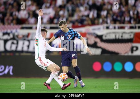 Teilen. 25. März 2023. Ivan Perisic (R) aus Kroatien tritt am 25. März 2023 mit Harry Wilson aus Wales während des UEFA Euro 2024-Qualifikationsspiels der Gruppe D zwischen Kroatien und Wales in Split (Kroatien) in Kontakt. Kredit: Matija Habljak/PIXSELL via Xinhua/Alamy Live News Stockfoto