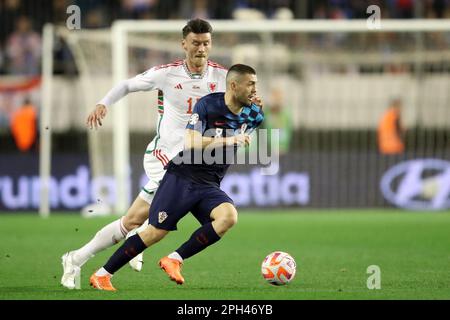 Teilen. 25. März 2023. Mateo Kovacic (R) aus Kroatien tritt am 25. März 2023 während des Qualifikationsspiels UEFA Euro 2024 Gruppe D zwischen Kroatien und Wales in Split (Kroatien) an. Kredit: Matija Habljak/PIXSELL via Xinhua/Alamy Live News Stockfoto