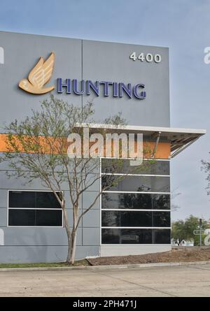 Houston, Texas, USA 02-25-2023: Außenansicht des Bürogebäudes von Hunting Energy Services in Houston, TX. Hersteller von Bohrungsbauteilen. Stockfoto