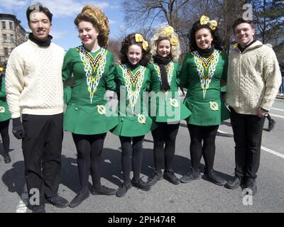 Schüler der Irish Dancing School bei der St. Patrick's Day Parade in Park Slope, Brooklyn, NY Stockfoto