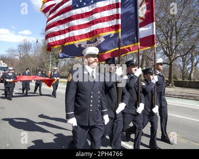 Mitglieder von FDNY march bei der St.Patrick's Day Parade in Park Slope, Brooklyn, NY Stockfoto
