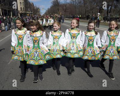 Schüler der Irish Dancing School bei der St. Patrick's Day Parade in Park Slope, Brooklyn, NY Stockfoto