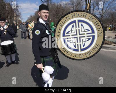 Mitglieder der Pipes and Drums Band treten bei der St. Patrick's Day Parade in Park Slope, Brooklyn, NY, auf Stockfoto