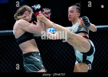 San Antonio, Texas, USA. 25. März 2023. MAYCEE-BARBIER tritt ANDREA LEE in ihrem Frauenfliegengewicht-Kampf beim UFC Fight Night-Event im AT&T Center in San Antonio, Texas. Der Friseur gewann den Kampf in einer geteilten Entscheidung über Lee. (Kreditbild: © Louis Grasse/PX Imagens via ZUMA Press Wire) NUR REDAKTIONELLE VERWENDUNG! Nicht für den kommerziellen GEBRAUCH! Kredit: ZUMA Press, Inc./Alamy Live News Stockfoto