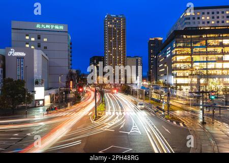 21. März 2023: Nachtszene von Kumamoto an der Straßenbahnhaltestelle Kumamoto in Kyushu, Japan. Das Straßenbahnsystem der Stadt hat fünf Linien, die offiziell gezählt werden, aber mit Stockfoto