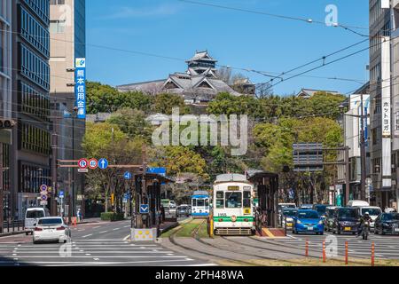 21. März 2023: Straßenbahnhaltestelle der Stadt Kumamoto vor dem Schloss Kumamoto in Kyushu, Japan. Es gibt fünf Zeilen offiziell gezählt, aber mit Stockfoto