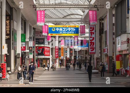 22. März 2023: Shimotori und Kamitori Einkaufspassage, die größte Einkaufspassage der Präfektur Kumamoto in Kyushu, Japan. Die hohe gewölbte Decke von Stockfoto