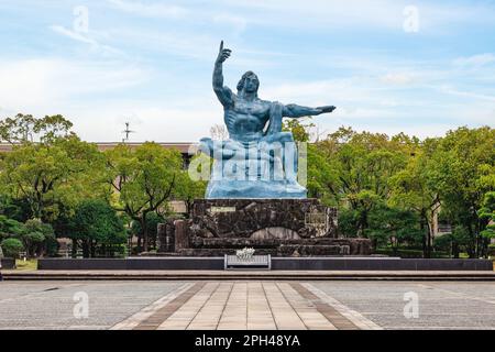 24. März 2023: Friedensstatue im Friedenspark in Nagasaki, Kyushu, Japan. Dieser Park erinnert an den Atombombenanschlag auf Nagasaki am 9. August 194 Stockfoto