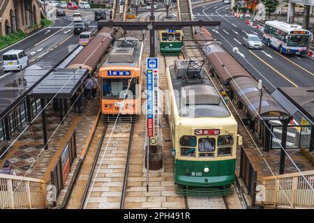 21. März 2023: Straßenbahn der Nagasaki City Electric Tramway, ein privates Straßenbahnsystem in Nagasaki, Kyushu, Japan. Es wurde am 16. November 1915 eröffnet Stockfoto