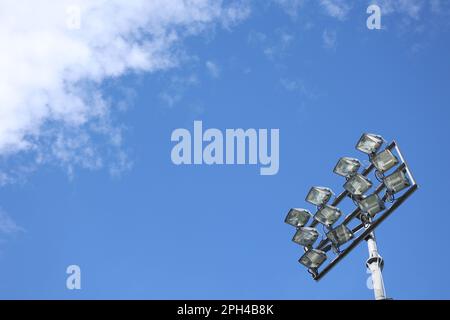 Peterborough, Großbritannien. 25. März 2023. Ein Flutlichtspylon beim Spiel Peterborough United gegen Derby County EFL League One, im Weston Homes Stadium, Peterborough, Cambridgeshire. Kredit: Paul Marriott/Alamy Live News Stockfoto