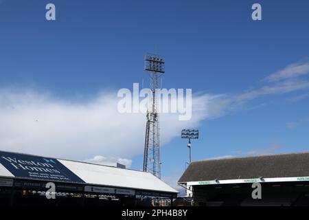 Peterborough, Großbritannien. 25. März 2023. Flutlichtspylonen beim Spiel Peterborough United gegen Derby County EFL League One, im Weston Homes Stadium, Peterborough, Cambridgeshire. Kredit: Paul Marriott/Alamy Live News Stockfoto