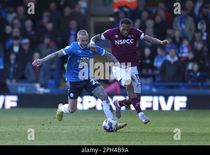 Peterborough, Großbritannien. 25. März 2023. Joe ward (PU) Nathaniel Mendez-Laing (DC) beim Spiel Peterborough United gegen Derby County EFL League One im Weston Homes Stadium, Peterborough, Cambridgeshire. Kredit: Paul Marriott/Alamy Live News Stockfoto