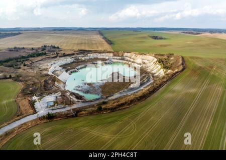 ariel Draufsicht auf einen alten überfluteten Kalksteinbruch mit türkisfarbenem Wasser Stockfoto