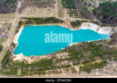 ariel Draufsicht auf einen alten überfluteten Kalksteinbruch mit türkisfarbenem Wasser Stockfoto