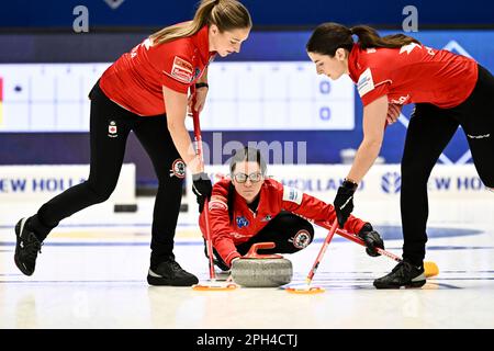 Sandviken, Schweden. 26. März 2023. Skipper Kerri Einarson, Kanada, in Aktion während des Spiels zwischen Kanada und Schweden während des Bronzemedaillenspiels der LGT World Women's Curling Championship in der Goransson Arena in Sandviken, Schweden, am 26. März 2023.Foto: Jonas Ekstromer/TT/Code 10030 Credit: TT News Agency/Alamy Live News Stockfoto