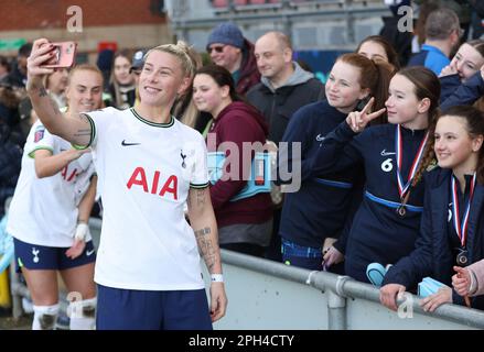 London, Großbritannien. 25. März 2023. Bethany England of Tottenham Hotspur posiert nach dem FA Women's Super League-Spiel im Breyer Group Stadium, London, für Fotos mit Fans. Das Bild sollte lauten: Paul Terry/Sportimage Credit: Sportimage/Alamy Live News Stockfoto