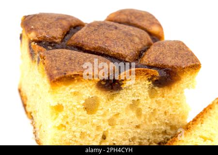 Weihnachtskuchen mit Marmelade Nahaufnahme auf weißem Hintergrund Stockfoto