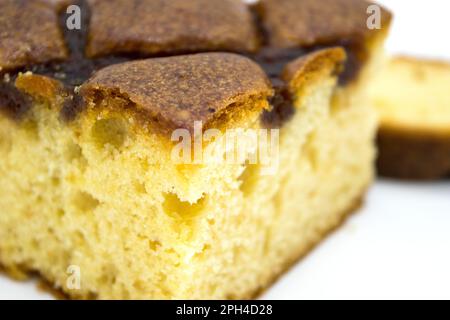 Weihnachtskuchen mit Marmelade Nahaufnahme auf weißem Hintergrund Stockfoto