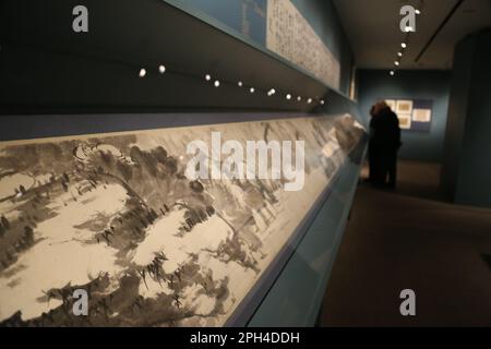 (230326) -- NEW YORK, 26. März 2023 (Xinhua) -- Besucher befragen ein Meisterwerk von Zhu Da (1626-1705), präsentiert auf einer Ausstellung in der China Institute Gallery in New York, USA, am 25. März 2023. Eine Ausstellung chinesischer Blumen- und Vogelmalereien wurde am Donnerstag in der China Institute Gallery in New York City für die Öffentlichkeit zugänglich gemacht, so China Institute, eine US-gemeinnützige Organisation, die sich der Vertiefung des Verständnisses Chinas verschrieben hat. Die Ausstellung ist die größte Erhebung ihrer Art außerhalb Chinas und die erste in den Vereinigten Staaten. Sie zeigt über 100 Meisterwerke von 59 Künstlern, sagte A. Stockfoto