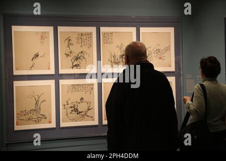 (230326) -- NEW YORK, 26. März 2023 (Xinhua) -- Besucher befragen Meisterwerke von Li Shan (1686-1762), präsentiert auf einer Ausstellung in der China Institute Gallery in New York, USA, am 25. März 2023. Eine Ausstellung chinesischer Blumen- und Vogelmalereien wurde am Donnerstag in der China Institute Gallery in New York City für die Öffentlichkeit zugänglich gemacht, so China Institute, eine US-gemeinnützige Organisation, die sich der Vertiefung des Verständnisses Chinas verschrieben hat. Die Ausstellung ist die größte Erhebung ihrer Art außerhalb Chinas und die erste in den Vereinigten Staaten. Sie zeigt über 100 Meisterwerke von 59 Künstlern, sagte A. Stockfoto